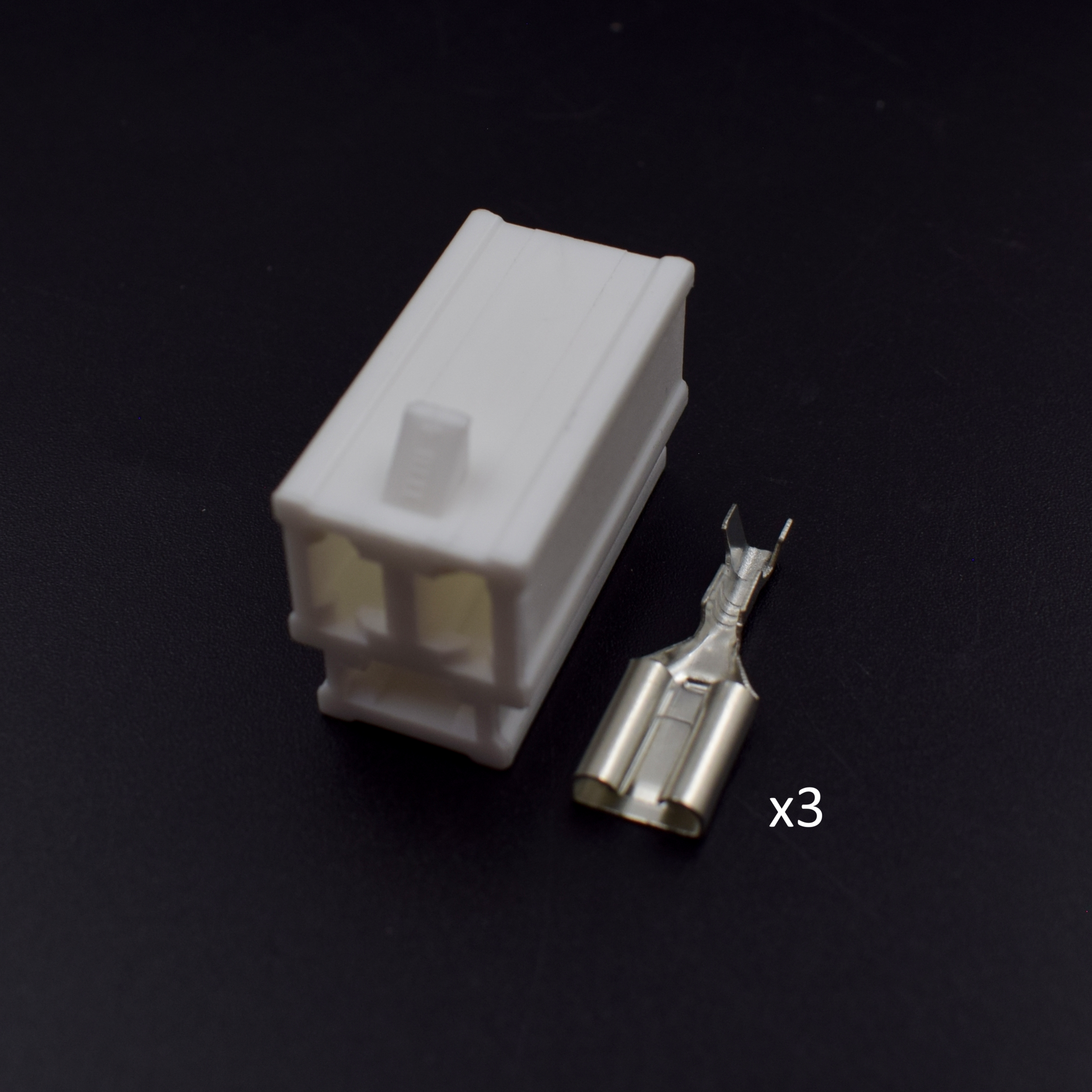 CONECTOR 3 PINES GRANDE + TERMINALES CARGUERO